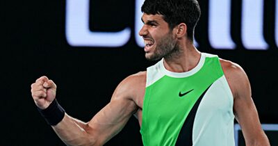 Copertina di Australian Open, ad Alcaraz basta il minimo sforzo per battere De Minaur: ora la sfida a Zverev in semifinale