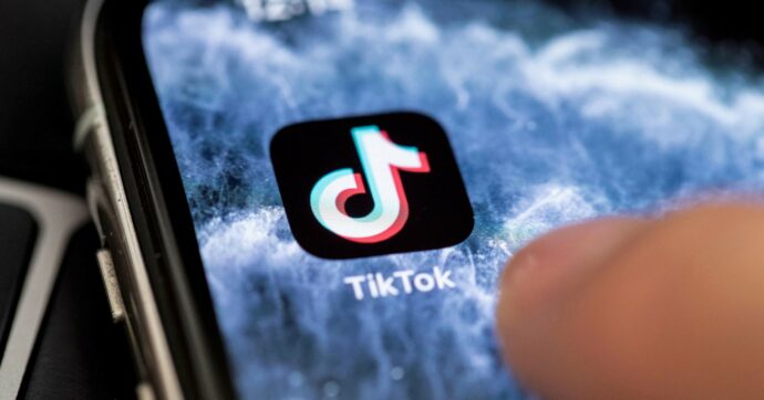 Social, TikTok paga  ed evita un processo