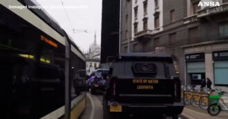 Copertina di Auto “mimetiche”, motoslitte e oltre 100 operatori: le immagini della polizia del Qatar che sfila a Milano per le Olimpiadi