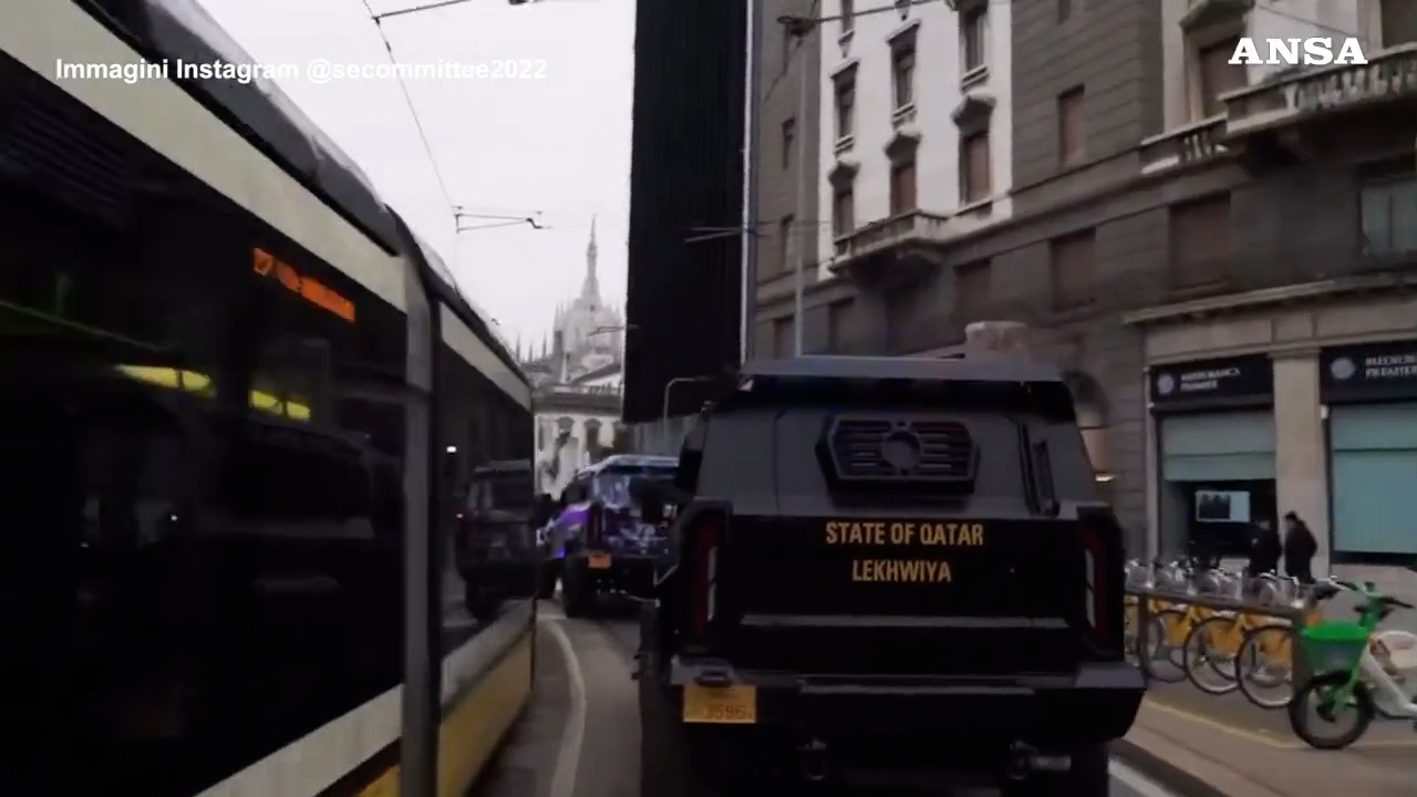 Auto “mimetiche”, motoslitte e oltre 100 operatori: le immagini della polizia del Qatar che sfila a Milano per le Olimpiadi