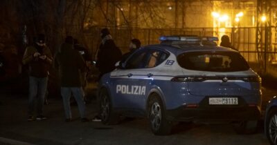 Copertina di Milano, rapinatore ruba pistola e spara alla polizia che lo ferisce gravemente. Ancora a Rogoredo