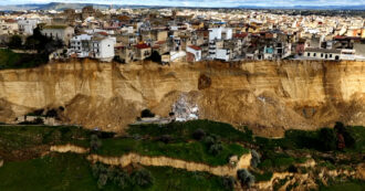 Niscemi frana ancora, nuovi cedimenti in diretta: automobili e case sospese a metà – Video
