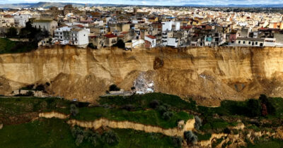 Copertina di Niscemi frana ancora, nuovi cedimenti in diretta: automobili e case sospese a metà – Video