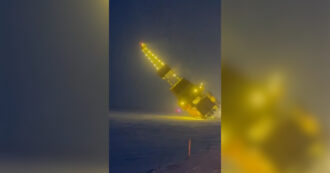 Copertina di Piattaforma petrolifera si ribalta in Alaska: il momento in cui la struttura si schianta sul ghiaccio – Video