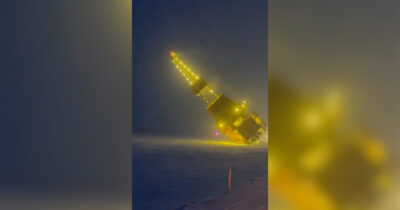 Copertina di Piattaforma petrolifera si ribalta in Alaska: il momento in cui la struttura si schianta sul ghiaccio – Video