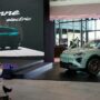 Copertina di La Macan elettrica frena le vendite di Porsche Italia, meno 12% nel 2025