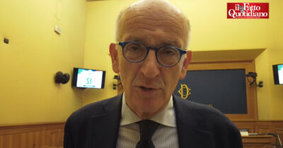 Copertina di “Vince il sì?” e il viceministro Sisto tocca ferro: “Il minimo è un gesto apotropaico”. Quanto valgono le “modestissime mazzette” di cui parla Nordio? Non risponde