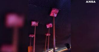 Crans Montana, spunta un nuovo video: i pannelli del soffitto tenuti su con delle stecche da biliardo poche settimane prima della strage