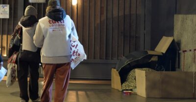 Copertina di Censimento dei senza fissa dimora, una notte con i volontari nelle strade di Milano: “Contarli è il modo per renderli visibili al mondo”