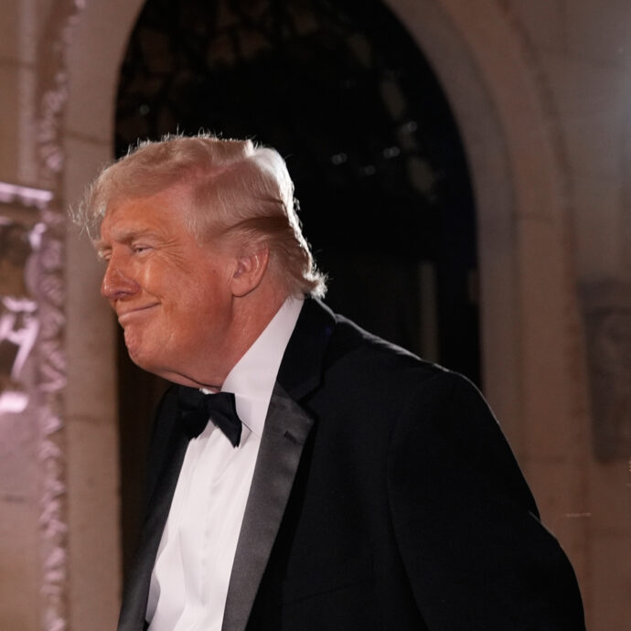 Trump mangia popcorn e biscotti all’anteprima privata del documentario di Melania alla Casa Bianca e scoppia la polemica: “La gente viene uccisa dall’ICE e ci sono morti per l’ondata di gelo, ma lui passa le serate al cinema”