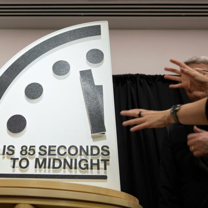 L’orologio dell’Apocalisse avanza ancora: mancano 85 secondi alla mezzanotte, lancette mai così vicine