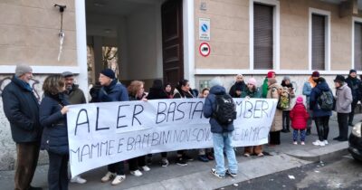Copertina di Milano, minaccia di sgombero per una donna e la figlia di 9 anni. Il quartiere protesta in difesa della famiglia