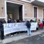 Copertina di Milano, minaccia di sgombero per una donna e la figlia di 9 anni. Il quartiere protesta in difesa della famiglia