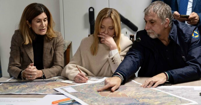 Frana a Niscemi, la Procura indaga per disastro colposo. Meloni al vertice in Comune: “Agiremo in modo celere”