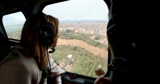 Copertina di Niscemi, Meloni sorvola in elicottero le zone colpite dalla frana: il video