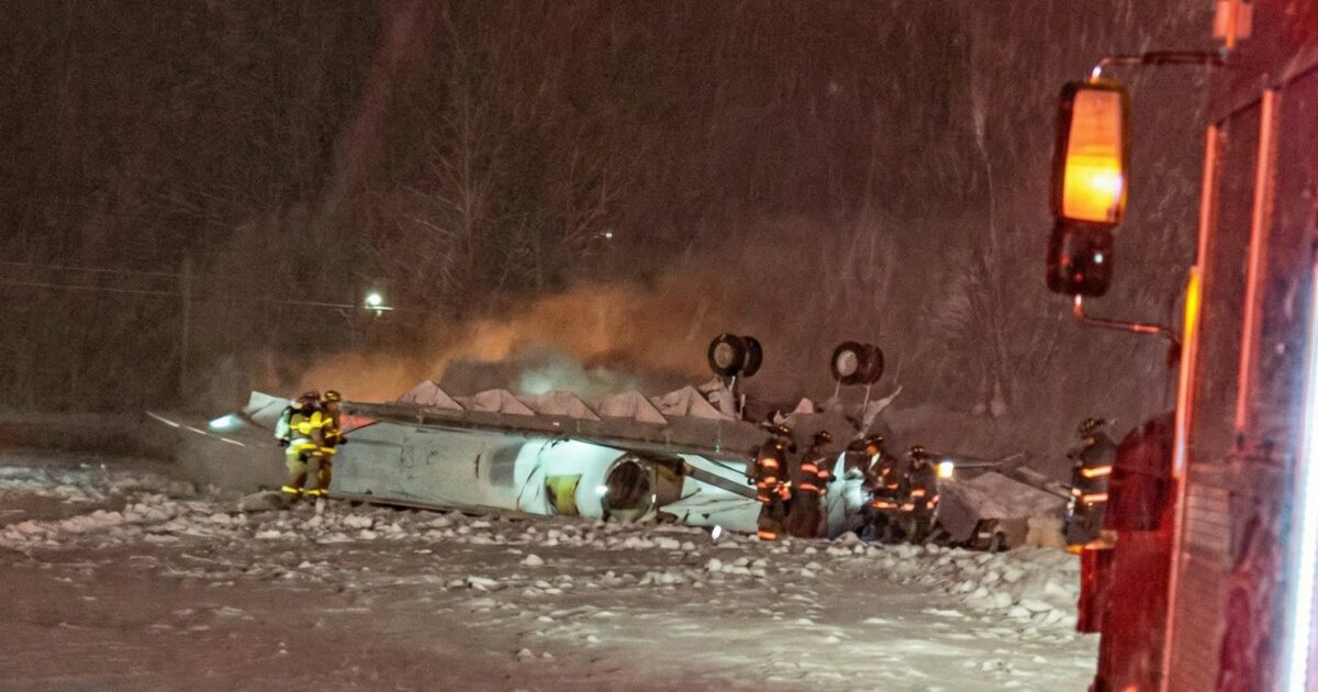 “Sia fatta la luce”: la discussione tra controllori di volo e piloti, poi lo schianto. Jet privato si capovolge dopo il decollo e prende fuoco, 6 morti