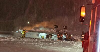 Copertina di “Sia fatta la luce”: la discussione tra controllori di volo e piloti, poi lo schianto. Jet privato si capovolge dopo il decollo e prende fuoco, 6 morti