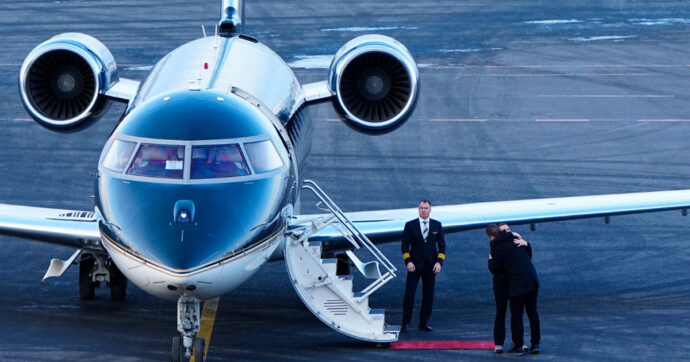 Groenlandia, la tv pubblica: “Uno sconosciuto è salito sull’aereo della premier danese Frederiksen a Nuuk”