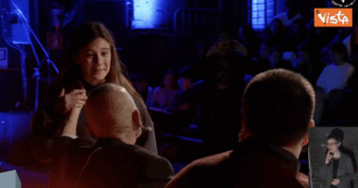 Copertina di Ragazzina scoppia in lacrime durante il racconto di Sami Modiano sulla Shoah e su suo padre: l’abbraccio e le scuse