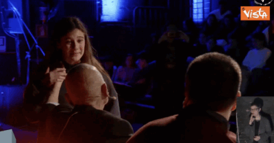 Copertina di Ragazzina scoppia in lacrime durante il racconto di Sami Modiano sulla Shoah e su suo padre: l’abbraccio e le scuse