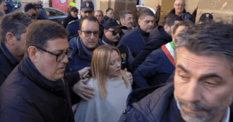 Copertina di Meloni viene circondata dai cronisti al suo arrivo a Niscemi e sbotta: “Evitiamo piazzate, siamo qui per lavorare”