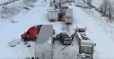 Copertina di Maxi tamponamento con oltre 100 vetture coinvolte. La testimonianza di un automobilista: “Vedevo a malapena la macchina davanti alla mia, è stato spaventoso”