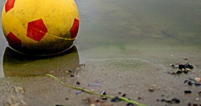 Copertina di Dal lancio di fango alla bandierina infilata nei pantaloncini: i modi più assurdi per rimediare una squalifica | Domeniche Bestiali