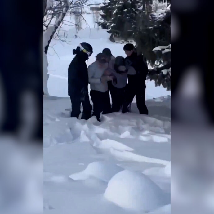 Leopardo delle nevi attacca e ferisce al volto una donna: paura per una turista che tornava dalle piste da sci – Video