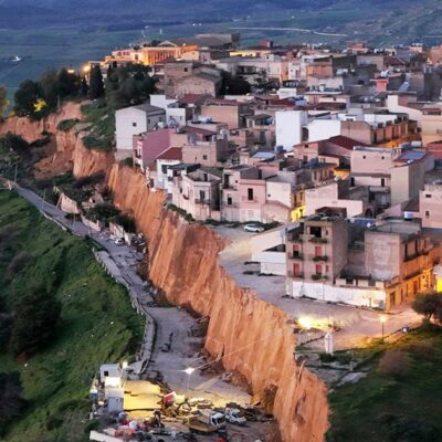 Copertina di Frana di Niscemi, 13 indagati: ci sono gli ultimi 4 presidenti di Regione, compreso il ministro Musumeci