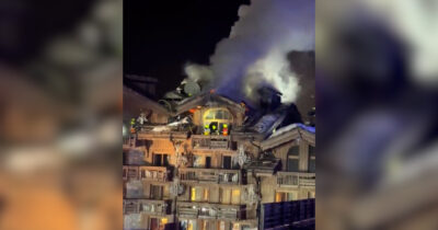 Copertina di Hotel di lusso in fiamme, lo chalet 5 stelle avvolto dalle fiamme: oltre 250 persone evacuate nelle Alpi francesi – Video