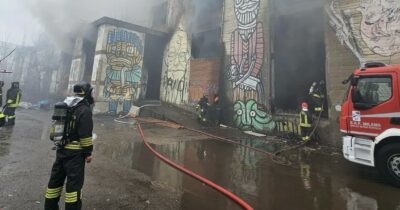 Copertina di Erano bloccate da un incendio in un edificio abbandonato nel Milanese. Salvate quattro persone