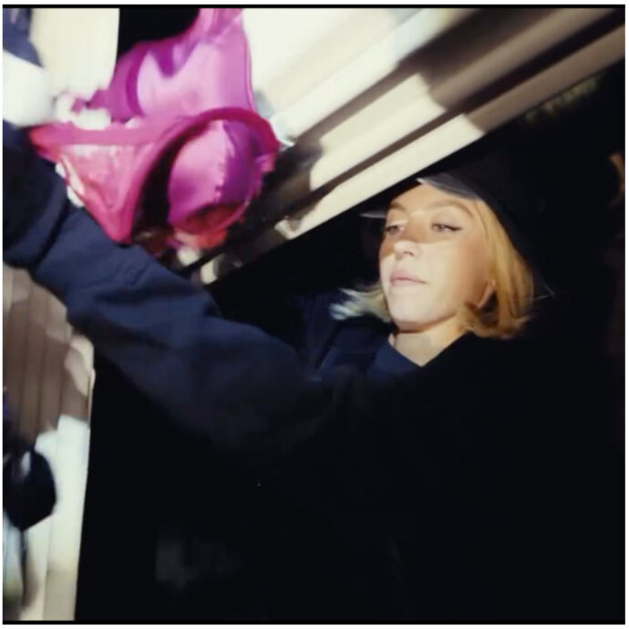 Sydney Sweeney appende i reggiseni sulla iconica scritta Hollywood per pubblicità. La Camera di Commercio furibonda: “Non aveva nessuna autorizzazione”