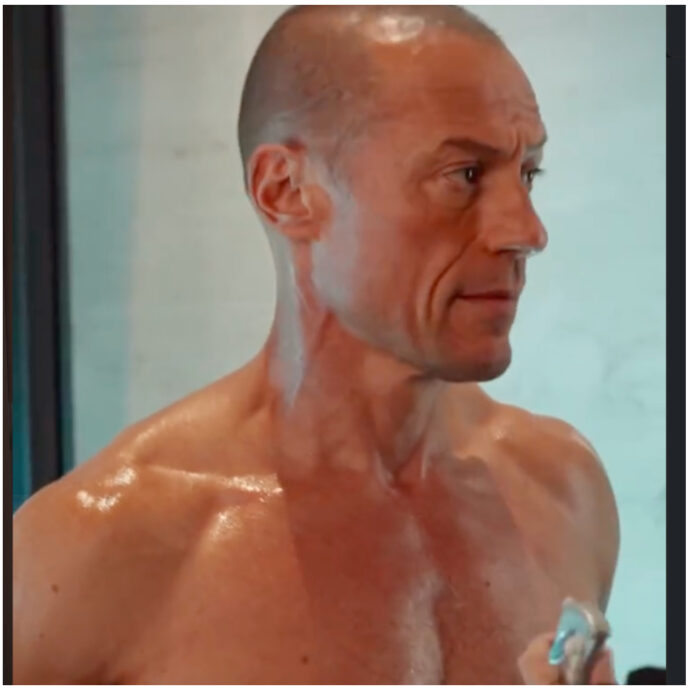 “Crisi di mezza età? Mi sono sempre tenuto in forma, ma per Muccino si è trattato di trasformarmi. Non sono un ‘perennial'”: così Stefano Accorsi