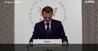 Copertina di Macron (ancora con gli occhiali) parla in groenlandese e danese: “La Groenlandia non è in vendita” – Video