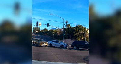 Copertina di Bambino di un anno cade dall’auto in corsa, la madre inchioda, lo “raccoglie” dall’asfalto e riparte: arrestata – Video