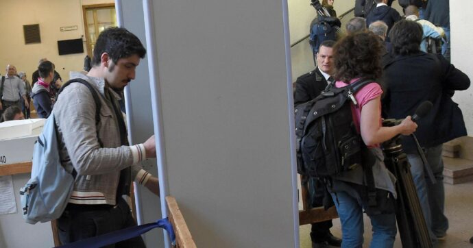 Via ai  metal detector e ai controlli a scuola