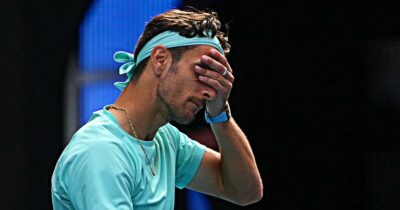 Copertina di “C’ho una sfiga ragazzi”: stava dominando Djokovic, poi la fitta e lo sguardo nel vuoto. Così Musetti ha perso tutto con uno scatto