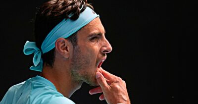 Copertina di Musetti si ritira: stava dominando contro Djokovic, poi l’infortunio quando era avanti di due set. Il serbo in semifinale: “Ero pronto ad andare a casa”” | Diretta