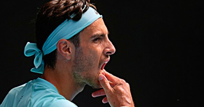 Musetti si ritira: stava dominando Djokovic, poi l’infortunio quando era avanti di 2 set. Il serbo: “Ero pronto ad andare a casa”