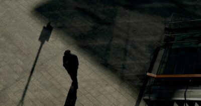 Copertina di Dalle solitudini urbane ai legami familiari, fino alle storie dei rider nelle nostre città: a Milano una mostra fotografica esplora le relazioni con gli altri