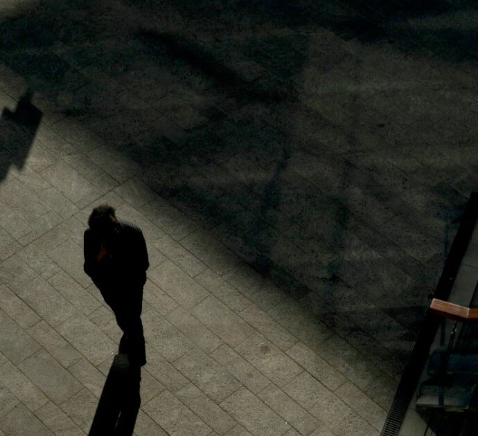 Dalle solitudini urbane ai legami familiari, fino alle storie dei rider nelle nostre città: a Milano una mostra fotografica esplora le relazioni con gli altri