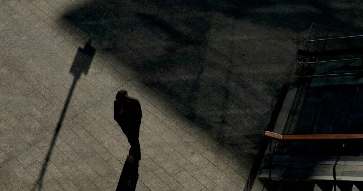 Dalle solitudini urbane ai legami familiari, fino alle storie dei rider nelle nostre città: a Milano una mostra fotografica esplora le relazioni con gli altri