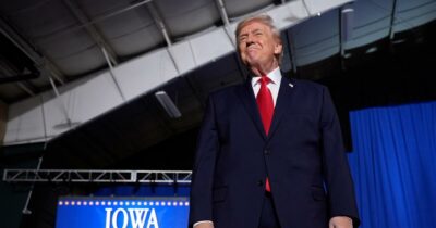 Copertina di Minneapolis, la deputata dem Omar aggredita con una siringa. Trump la accusa: “L’avrà organizzato da sola. Piazza anti-Ice? Pagati e malati”