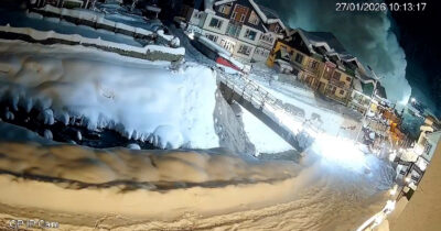 Copertina di Enorme valanga seppellisce il villaggio di una località turistica: le impressionanti immagini