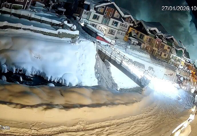 Enorme valanga seppellisce il villaggio di una località turistica: le impressionanti immagini