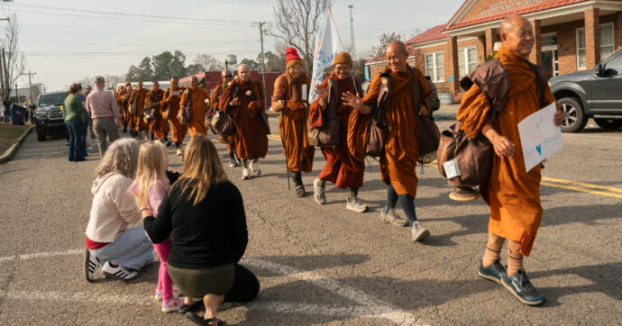 Walk for Peace, la marcia pacifica di alcuni monaci negli Usa che ci parla di vita e di perdita