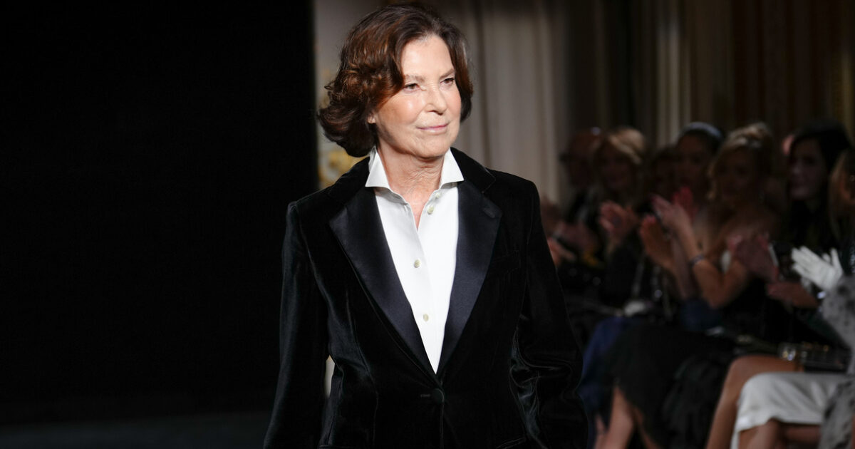 Silvana Armani sfila per la prima volta a Parigi, chi è la nipote di re Giorgio che ha conquistato i social: “L’eleganza è nel Dna di famiglia”