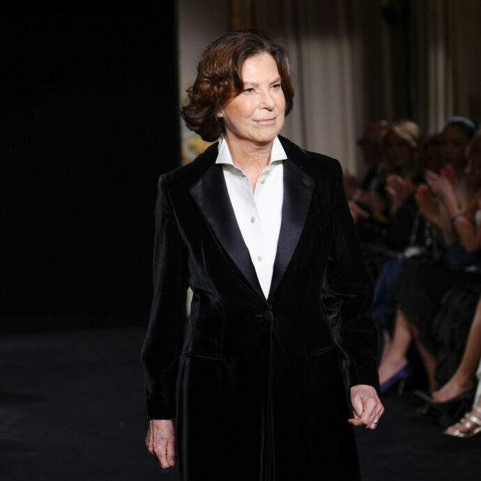 Silvana Armani sfila per la prima volta a Parigi, chi è la nipote di re Giorgio che ha conquistato i social: “L’eleganza è nel Dna di famiglia”