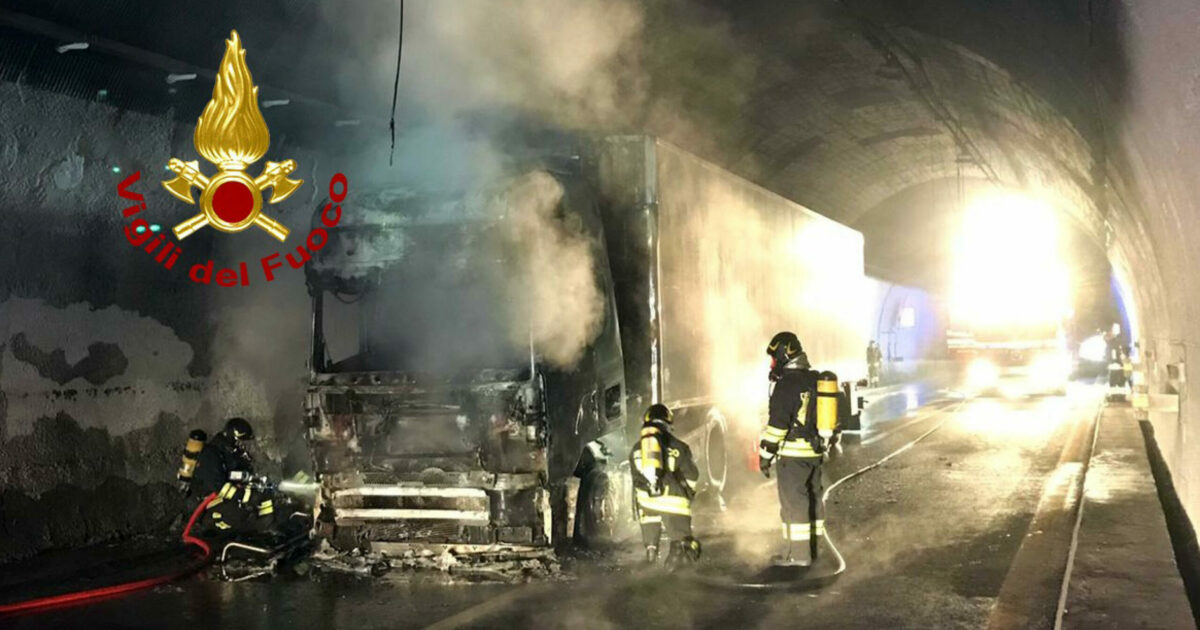 Camion a fuoco in galleria sull’autostrada A1, 16 km di coda a Firenze