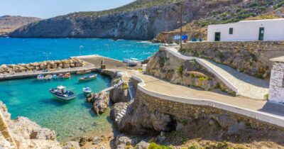 Copertina di “Vi diamo 500 euro al mese e una casa gratis se vi trasferite a vivere qui”: l’annuncio dell’isola greca di Antikythera